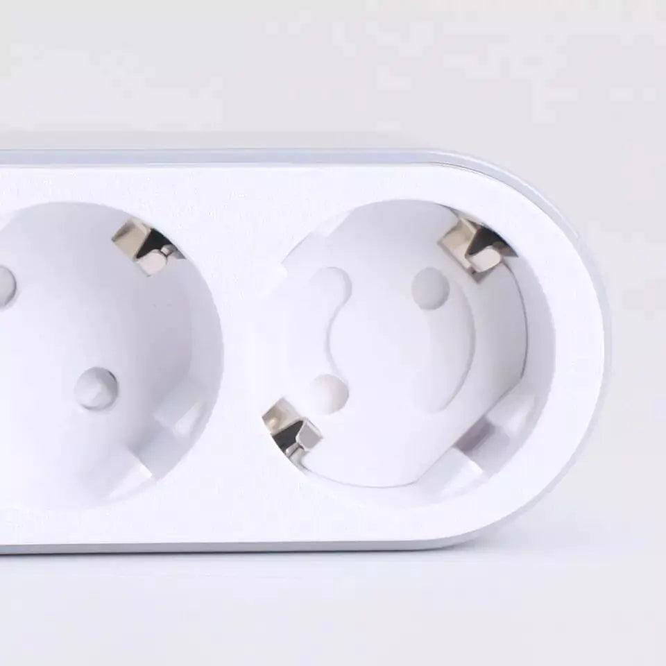 Vridbart petskydd monterat i ett europeiskt dubbeluttag som blockerar hålen för att barnsäkra eluttaget.