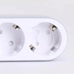 Vridbart petskydd monterat i ett europeiskt dubbeluttag som blockerar hålen för att barnsäkra eluttaget.